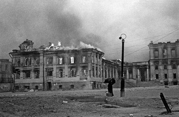 На вокзальной площади Сталинграда во время налёта немецкой авиации На вокзальной площади Сталинграда во время налёта немецкой авиации
