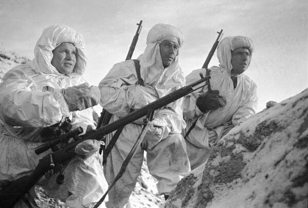Снайпер Герой Советского Союза Василий Зайцев во время боев за Сталинград Снайпер Герой Советского Союза Василий Зайцев во время боев за Сталинград