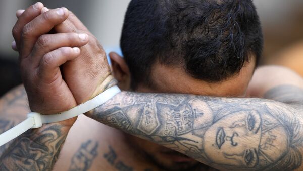 У MS-13 популярна фраза Ты живешь ради Бога и матери, а умираешь ради банды У MS-13 популярна фраза Ты живешь ради Бога и матери, а умираешь ради банды
