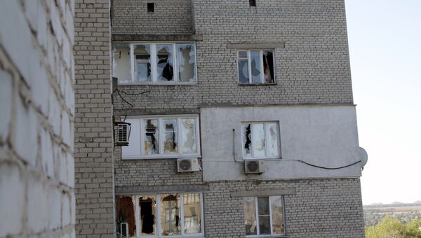 Повреждения жилого дома в результате обстрела в Донецке. Архивное фото Повреждения жилого дома в результате обстрела в Донецке. Архивное фото