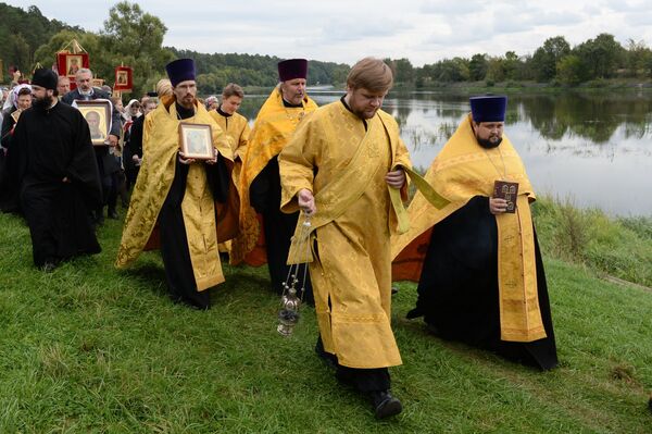 Участники VI Елисаветинского крестного хода перед переправой через Москву-реку из села Ильинское в село Усово Участники VI Елисаветинского крестного хода перед переправой через Москву-реку из села Ильинское в село Усово