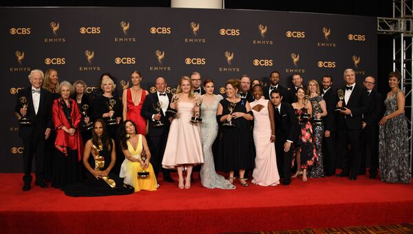 Съемочная команда сериала Рассказ служанки на церемонии награждения телевизионной премии Эмми-2017 в Лос-Анджелесе Съемочная команда сериала Рассказ служанки на церемонии награждения телевизионной премии Эмми-2017 в Лос-Анджелесе