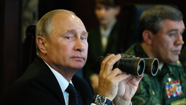 Владимир Путин во время инспекции учений Запад-2017. Архивное фото Владимир Путин во время инспекции учений Запад-2017. Архивное фото