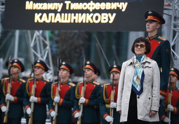 Дочь Михаила Калашникова на церемонии открытия памятника оружейнику Михаилу Калашникову в Москве. 19 сентября 2017 Дочь Михаила Калашникова на церемонии открытия памятника оружейнику Михаилу Калашникову в Москве. 19 сентября 2017