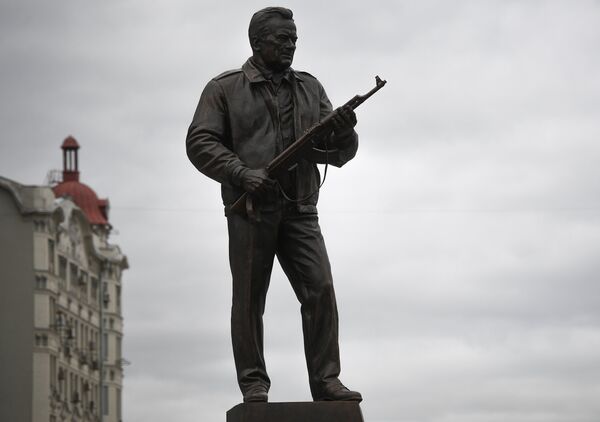 Памятник оружейнику Михаилу Калашникову на пересечении Садово-Каретной и Долгоруковской улиц в Москве Памятник оружейнику Михаилу Калашникову на пересечении Садово-Каретной и Долгоруковской улиц в Москве