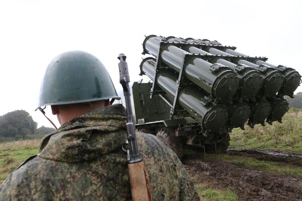 Военнослужащий у берегового ракетного комплекса Бал перед запуском противокарабельной крылатой ракеты в рамках учений Запад-2017 Военнослужащий у берегового ракетного комплекса Бал перед запуском противокарабельной крылатой ракеты в рамках учений Запад-2017