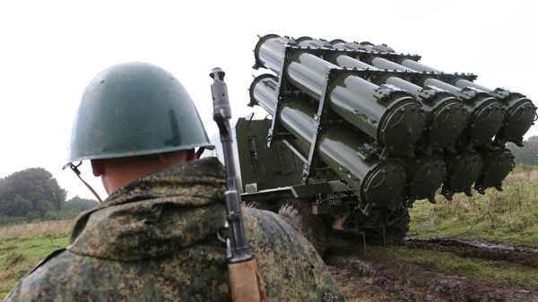 Военнослужащий у берегового ракетного комплекса Бал перед запуском противокарабельной крылатой ракеты в рамках учений Запад-2017 Военнослужащий у берегового ракетного комплекса Бал перед запуском противокарабельной крылатой ракеты в рамках учений Запад-2017