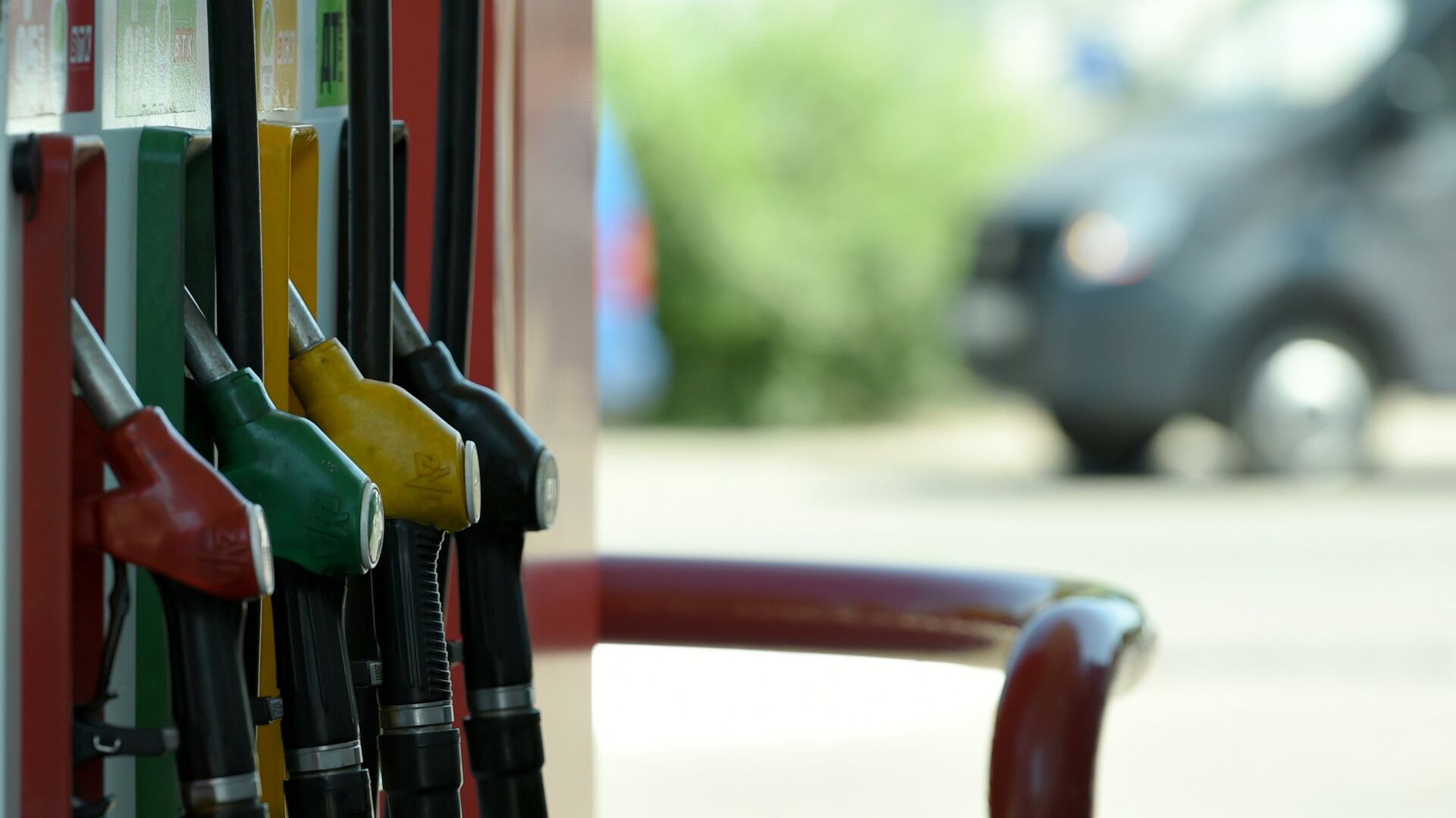 ФАС выдала предупреждение дочерней компании "Лукойла" из-за цен на бензин