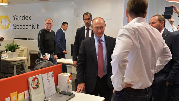 Президент РФ Владимир Путин во время посещения московского офиса отечественной ИТ-компании Яндекс. 21 сентября 2017 Президент РФ Владимир Путин во время посещения московского офиса отечественной ИТ-компании Яндекс. 21 сентября 2017