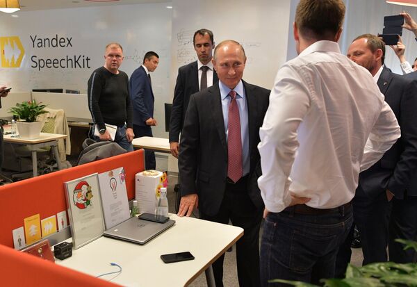 Президент РФ Владимир Путин во время посещения московского офиса отечественной ИТ-компании Яндекс. 21 сентября 2017 Президент РФ Владимир Путин во время посещения московского офиса отечественной ИТ-компании Яндекс. 21 сентября 2017