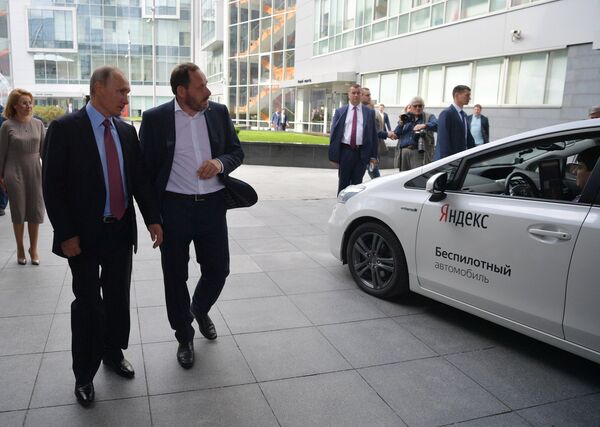 Президент РФ Владимир Путин и генеральный директор компании Яндекс Аркадий Волож (справа) во время демонстрации действующего прототипа беспилотного автомобиля в московском офисе отечественной ИТ-компании Яндекс, которой исполняется 20 лет Президент РФ Владимир Путин и генеральный директор компании Яндекс Аркадий Волож (справа) во время демонстрации действующего прототипа беспилотного автомобиля в московском офисе отечественной ИТ-компании Яндекс, которой исполняется 20 лет