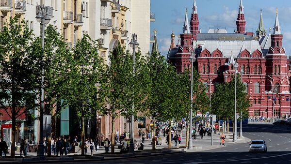 Прохожие на Тверской улице в Москве. Архивное фото Прохожие на Тверской улице в Москве. Архивное фото