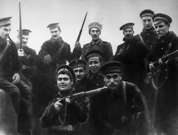 Матросы-балтийцы, участники штурма Зимнего дворца в Петрограде в октябре 1917 года 