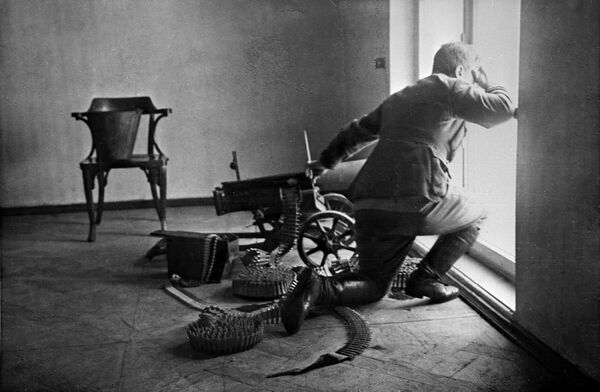 Пулеметчик на защите Зимнего дворца. Октябрьские дни 1917 года Пулеметчик на защите Зимнего дворца. Октябрьские дни 1917 года