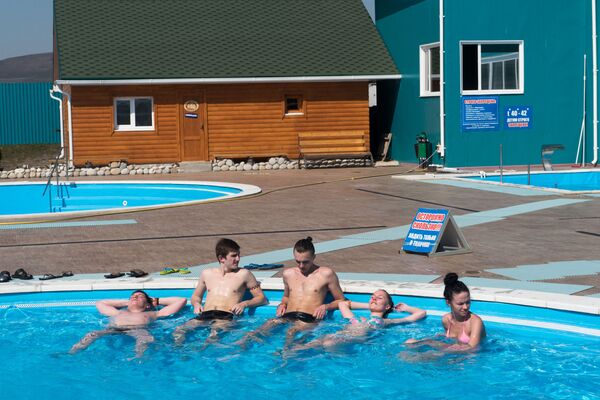 Посетители во время купания в горячей минеральной воде на территории термального комплекса Жемчужина кавказа в поселке Кавказский Посетители во время купания в горячей минеральной воде на территории термального комплекса Жемчужина кавказа в поселке Кавказский
