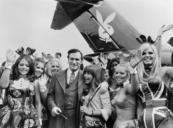 Хью Хефнер с девушками возле самолета Playboy в аэропорту Ле Бурже. 30 августа 1970 Хью Хефнер с девушками возле самолета Playboy в аэропорту Ле Бурже. 30 августа 1970