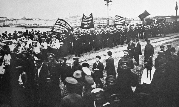 Революционная демонстрация в Петрограде, в которой приняли участие 10 тысяч моряков, в том числе и с крейсера Аврора. 18 июня 1917 года Революционная демонстрация в Петрограде, в которой приняли участие 10 тысяч моряков, в том числе и с крейсера Аврора. 18 июня 1917 года