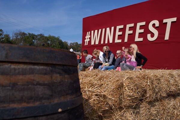 Посетители на фестивале сбора урожая и виноделия WineFest в Севастополе. 30 сентября 2017 Посетители на фестивале сбора урожая и виноделия WineFest в Севастополе. 30 сентября 2017