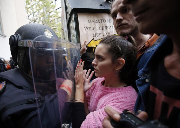 Столкновения с испанскими полицейскими в Барселоне, Испания. 1 октября 2017 Столкновения с испанскими полицейскими в Барселоне, Испания. 1 октября 2017