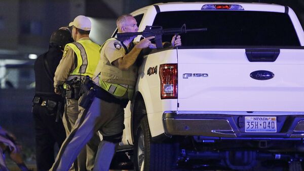 Сотрудники полиции на месте стрельбы у казино Mandalay Bay в Лас-Вегасе, США. 2 октября 2017 Сотрудники полиции на месте стрельбы у казино Mandalay Bay в Лас-Вегасе, США. 2 октября 2017