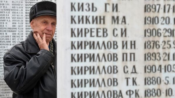 Мужчина в День памяти жертв политических репрессий у мемориала на Арском кладбище в Казани Мужчина в День памяти жертв политических репрессий у мемориала на Арском кладбище в Казани