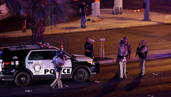 Сотрудники полиции на месте стрельбы у казино Mandalay Bay в Лас-Вегасе, США. 2 октября 2017 Сотрудники полиции на месте стрельбы у казино Mandalay Bay в Лас-Вегасе, США. 2 октября 2017