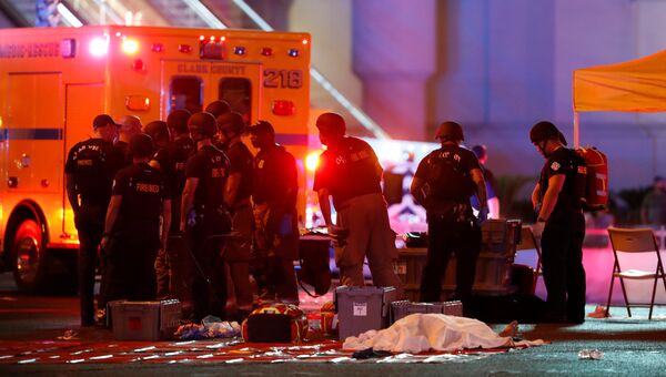 Сотрудники полиции на месте стрельбы у казино Mandalay Bay в Лас-Вегасе, США. 2 октября 2017 Сотрудники полиции на месте стрельбы у казино Mandalay Bay в Лас-Вегасе, США. 2 октября 2017