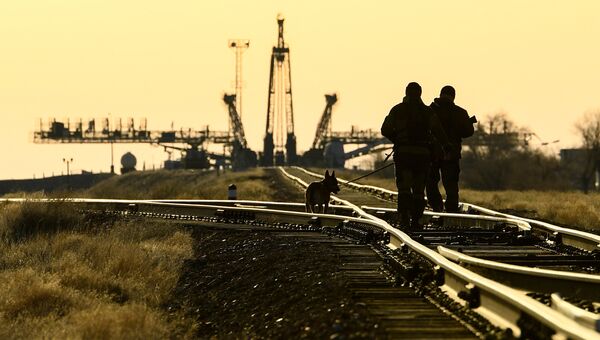 Сотрудники охраны во время транспортировки ракеты-носителя Союз-ФГ на Гагаринский старт космодрома Байконур Сотрудники охраны во время транспортировки ракеты-носителя Союз-ФГ на Гагаринский старт космодрома Байконур