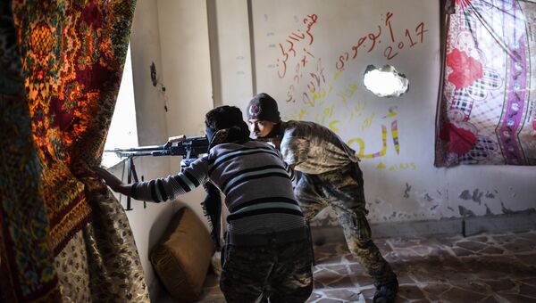Бойцы Сирийских демократических сил (SDF) в Ракке Бойцы Сирийских демократических сил (SDF) в Ракке