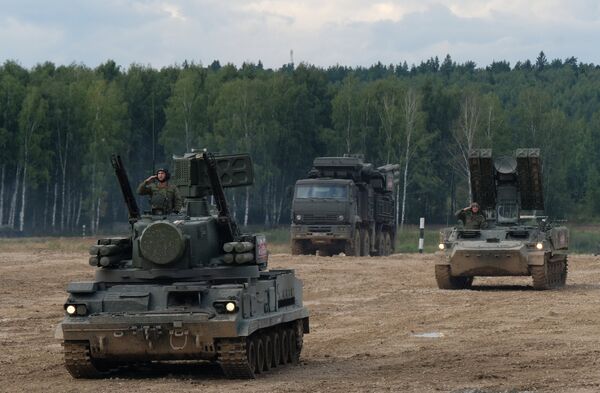Зенитный пушечно-ракетный комплекс Тунгуска, зенитный ракетно-пушечный комплекс Панцирь-С1 и зенитный ракетный комплекс Гюрза(слева направо) во время военного шоу Вежливые люди в Московской области Зенитный пушечно-ракетный комплекс Тунгуска, зенитный ракетно-пушечный комплекс Панцирь-С1 и зенитный ракетный комплекс Гюрза(слева направо) во время военного шоу Вежливые люди в Московской области