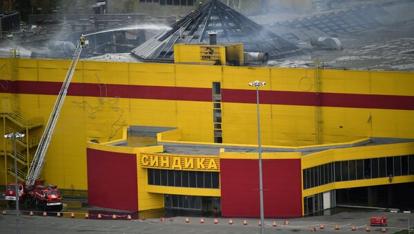 Пожарные ликвидируют последствия пожара на строительном рынке Синдика, расположенном у МКАД в районе Строгино. 9 октября 2017 Пожарные ликвидируют последствия пожара на строительном рынке Синдика, расположенном у МКАД в районе Строгино. 9 октября 2017