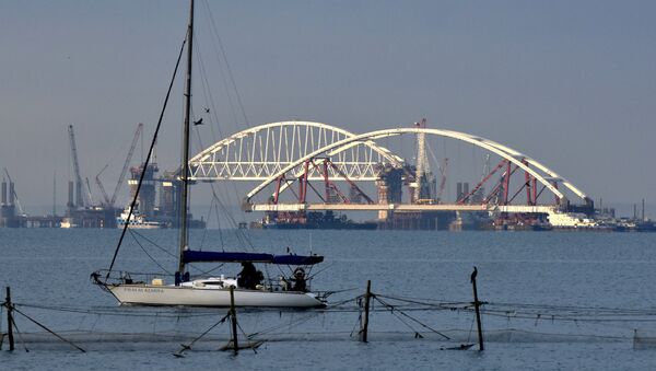 Плавучие опоры с автодорожной аркой моста в Крым на фарватере Керчь-Еникальского канала Плавучие опоры с автодорожной аркой моста в Крым на фарватере Керчь-Еникальского канала