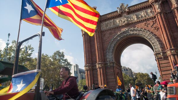 У парламента Каталонии в Барселоне. Архивное фото У парламента Каталонии в Барселоне. Архивное фото