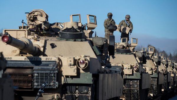Американские военные готовят танки Абрамс к разгрузке на железнодорожной станции в Литве Американские военные готовят танки Абрамс к разгрузке на железнодорожной станции в Литве