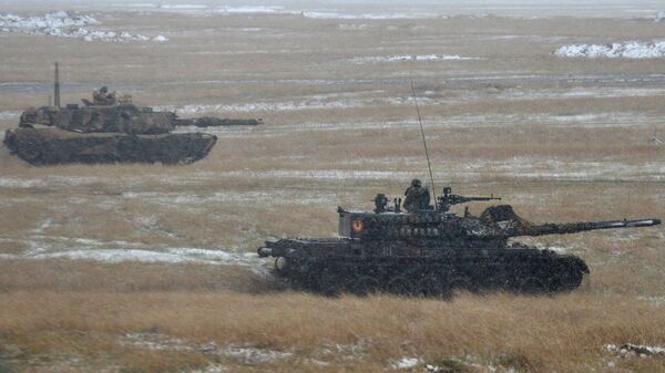 Румынский танк TR-85M1 Bizonul и американский танк M1A1 Abrams во время совместных учений Румынский танк TR-85M1 Bizonul и американский танк M1A1 Abrams во время совместных учений