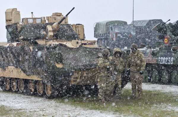 Военнослужащие возле американской боевой машины пехоты M2 Bradley Военнослужащие возле американской боевой машины пехоты M2 Bradley