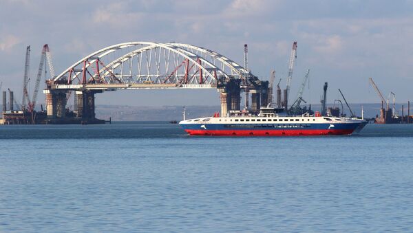 Установка автодорожной арки в процессе строительства Крымского моста. Архивное фото Установка автодорожной арки в процессе строительства Крымского моста. Архивное фото