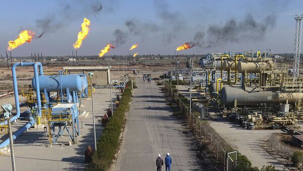Нефтяной завод в Басре, Ирак. Архивное фото Нефтяной завод в Басре, Ирак. Архивное фото