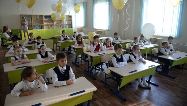 Школьники во время уроков в средней общеобразовательной школе Школьники во время уроков в средней общеобразовательной школе