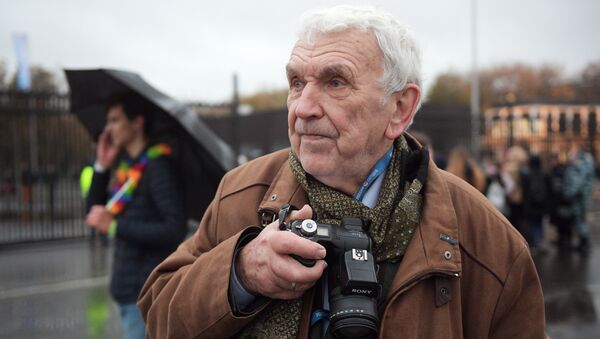 Юрий Анатольевич Кавер, бывший фотокорреспондент АПН, участник и автор знаменитого репортажа ВФМС 1957 года, на шествии ВФМС в Лужниках. 14 октября 2017 Юрий Анатольевич Кавер, бывший фотокорреспондент АПН, участник и автор знаменитого репортажа ВФМС 1957 года, на шествии ВФМС в Лужниках. 14 октября 2017