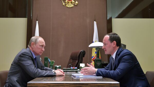 Рабочая встреча президента РФ Владимира Путина с генеральным директором ПАО Россети Павлом Ливинским. 17 октября 2017 Рабочая встреча президента РФ Владимира Путина с генеральным директором ПАО Россети Павлом Ливинским. 17 октября 2017