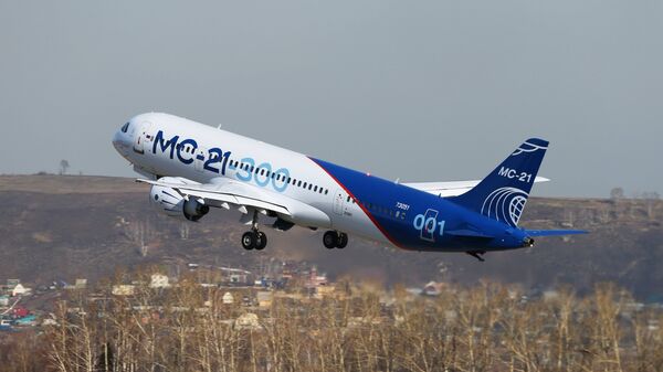 Самолет МС-21 совершает взлет в аэропорту Иркутск во время первого перелета в Жуковский Самолет МС-21 совершает взлет в аэропорту Иркутск во время первого перелета в Жуковский