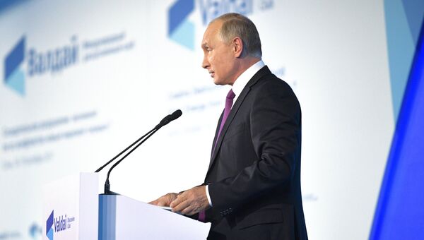 Президент РФ Владимир Путин выступает на итоговой сессии Международного дискуссионного клуба Валдай. 19 октября 2017 Президент РФ Владимир Путин выступает на итоговой сессии Международного дискуссионного клуба Валдай. 19 октября 2017