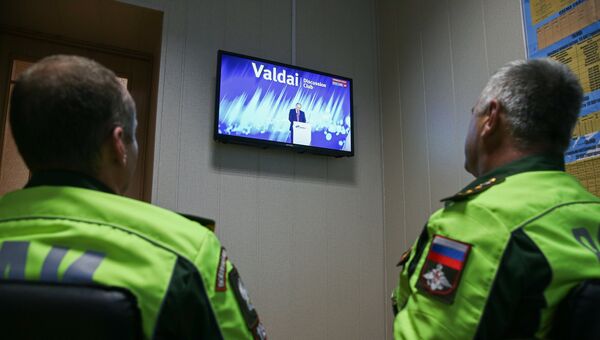 Военнослужащие автоинспекции смотрят трансляцию выступления президента РФ Владимира Путина на заседании Валдай Военнослужащие автоинспекции смотрят трансляцию выступления президента РФ Владимира Путина на заседании Валдай