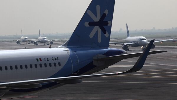 Самолет компании Interjet в Международном аэропорту Бенит Хуарес Мехико, Мексика Самолет компании Interjet в Международном аэропорту Бенит Хуарес Мехико, Мексика