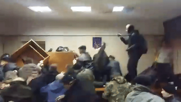 Радикалы разгромили зал суда, где решали вопрос о задержании лидера ОУН* Радикалы разгромили зал суда, где решали вопрос о задержании лидера ОУН*