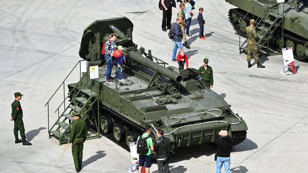 Посетители у 240-мм самоходного миномёта 2С4 Тюльпан. Архивное фото Посетители у 240-мм самоходного миномёта 2С4 Тюльпан. Архивное фото