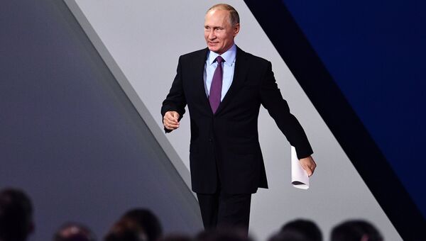 Владимир Путин перед выступлением на пленарной сессии инвестиционного форума ВТБ Капитал Россия зовет!. 24 октября 2017 Владимир Путин перед выступлением на пленарной сессии инвестиционного форума ВТБ Капитал Россия зовет!. 24 октября 2017