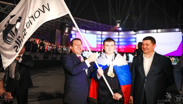 Передача флага международного движения WorldSkills Константину Ларину, завоевавшему золотую медаль чемпионата в компетенции Веб-дизайн Передача флага международного движения WorldSkills Константину Ларину, завоевавшему золотую медаль чемпионата в компетенции Веб-дизайн