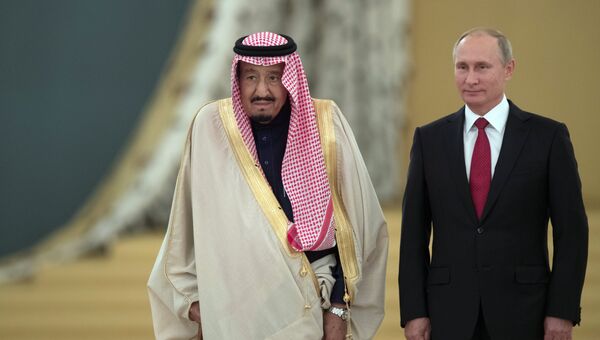 Президент РФ Владимир Путин и король Саудовской Аравии Сальман Бен Абдель Азиз Аль Сауд во время встречи Президент РФ Владимир Путин и король Саудовской Аравии Сальман Бен Абдель Азиз Аль Сауд во время встречи